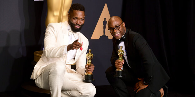 Zwei Schwarze Herren posen mit Oscar