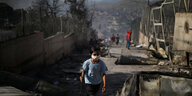 Ein Kind geht durch das vom Feuer zerstörte Lager Moria