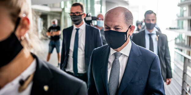 Olaf Scholz in Anzug und mit schwarzer Mund-Nasen-Maske