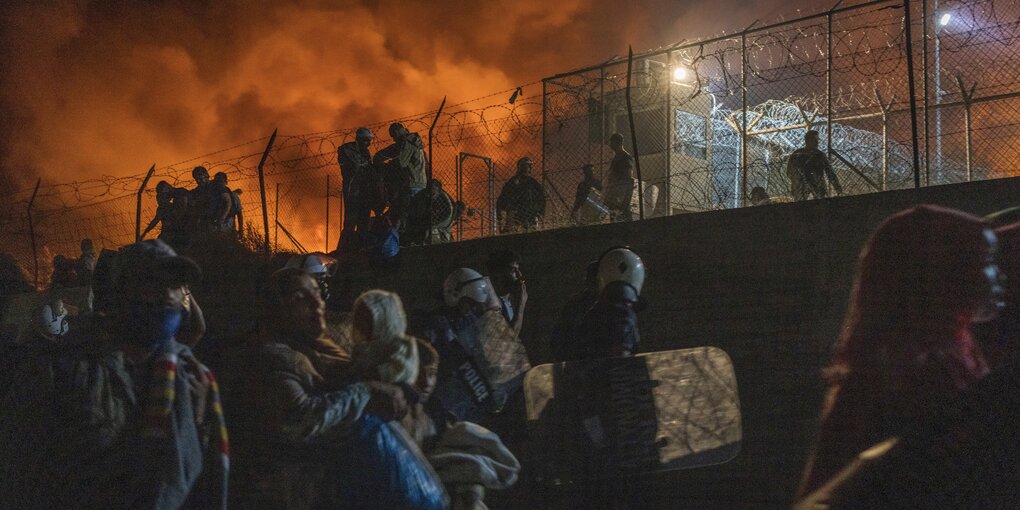 Nächtliches Feuer und Polizei