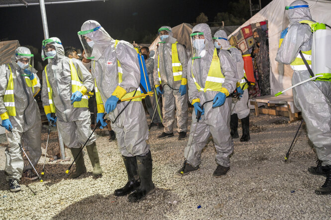 Menschen im Schutzanzug