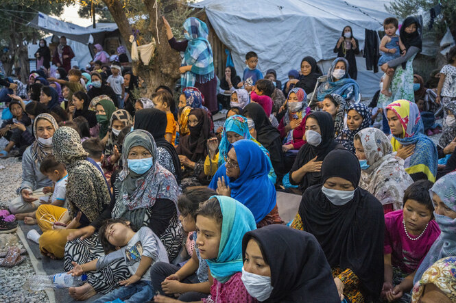 Muslimische Frauen beim Gebet in Moria