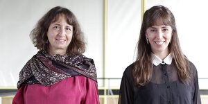 Lisette Lagnado und Renata Cervetto, beide lächelnd, im Doppelporträt
