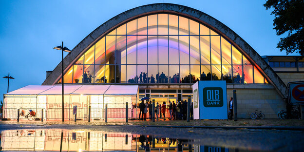Gäste sind während der Eröffnungsgala des Internationalen Filmfests Oldenburg im Jahr 2019 in der Kongresshalle der Weser-Ems-Hallen zu sehen.