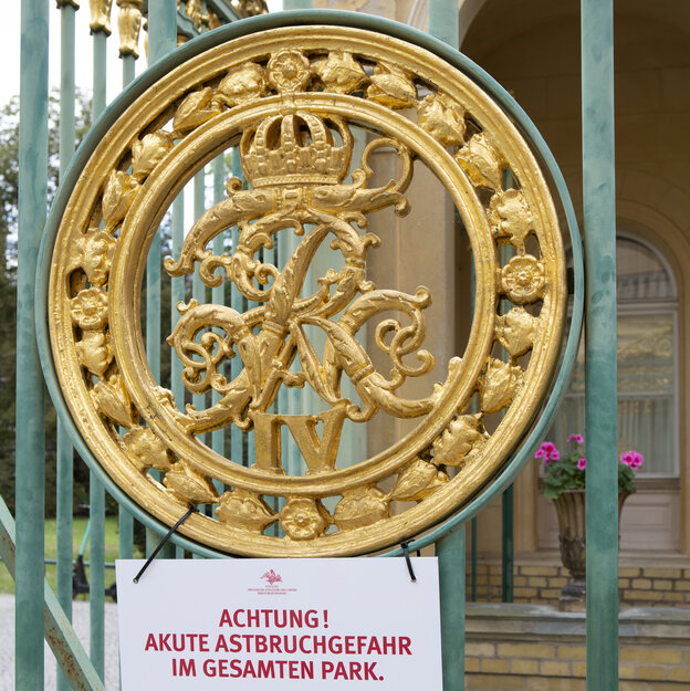 Warnhinweis vor fallenden Ästen im Park Sanssouci