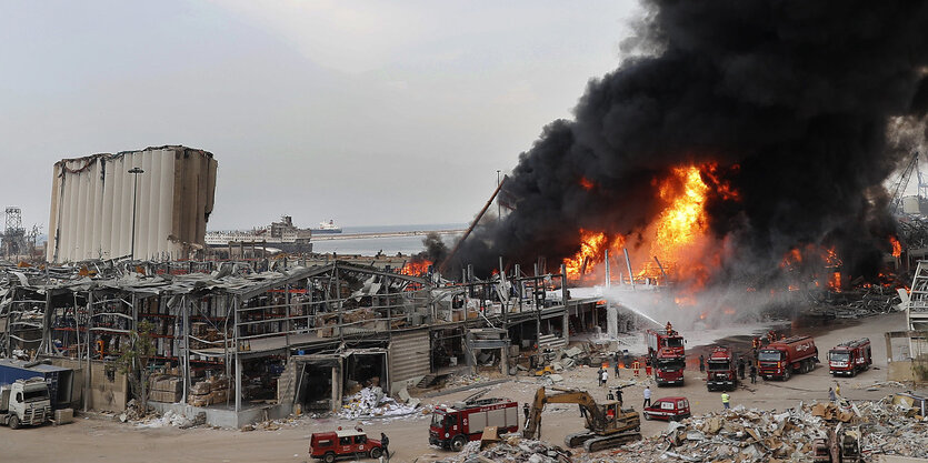 Ein Feuer im zerstörten Hafen von Beirut