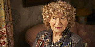 Shirley Collins in ihrem Wohnzimmer