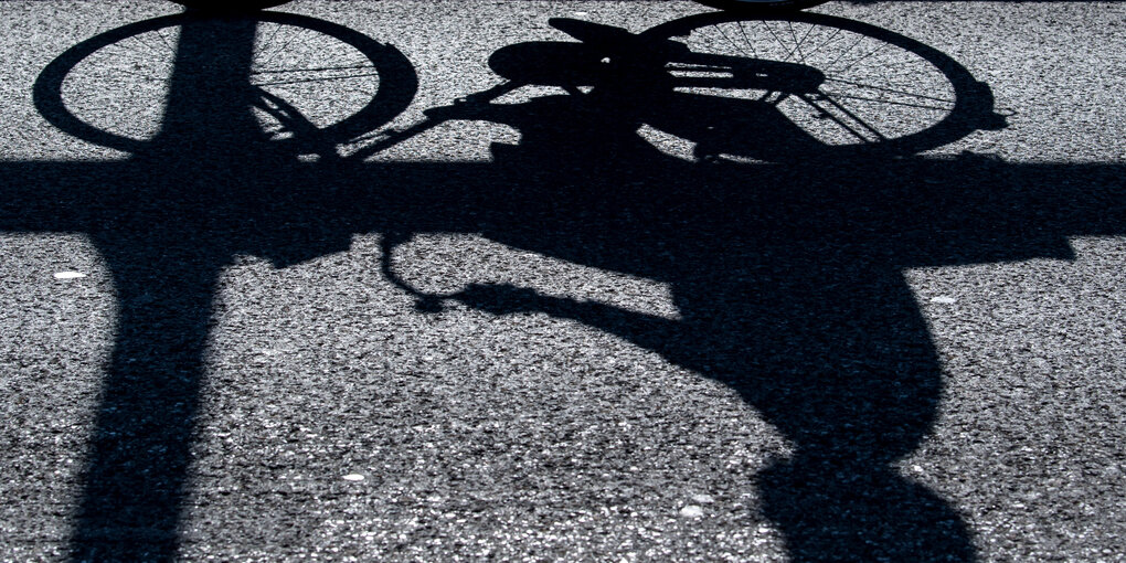 Der spiegelverkehrte Schatten eines Radlers.