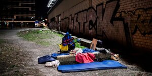 Die Habseligkeiten eines Obdachlosen liegen auf der Strasse