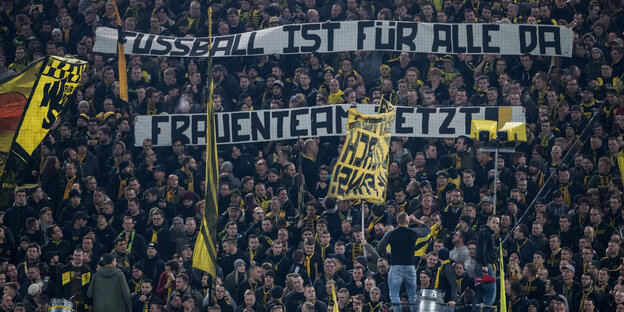 Fans auf Südtribüne bei Borussia Dortmund fordern auf einem Transparent Frauenteam