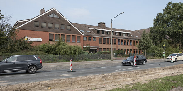 Autos fahren an dem Backsteinbau der Freien Evangelischen Bekenntnisschule vorbei