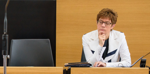 Kramp-Karrenbauer sitzt im Parlament