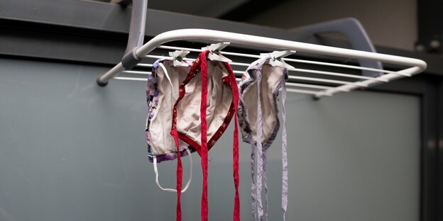 Coronamasken hängen auf einem Wäschetrockner