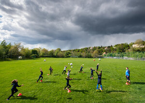 Kinder trainieren Fußball auf einem Trainingsplatz