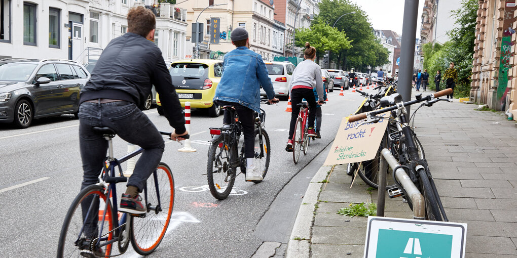 Radler fahren auf einer Straße