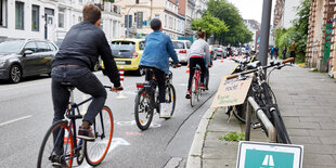 Radler fahren auf einer Straße