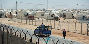 Mauer und Zäune um ein Flüchtlingslager in Jordanien.