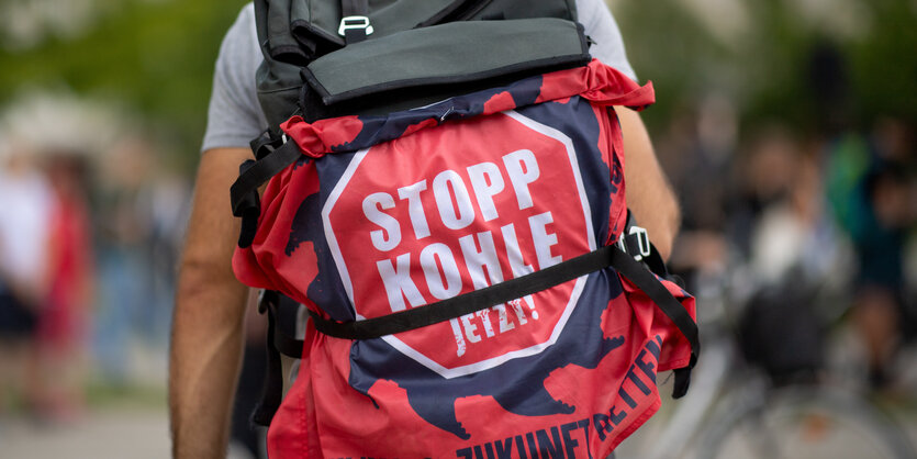 Ein Rucksack mit der Aufschrift Stoppt Kohle