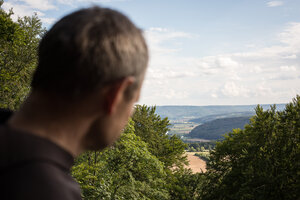 Kopf eines Mannes von hinten