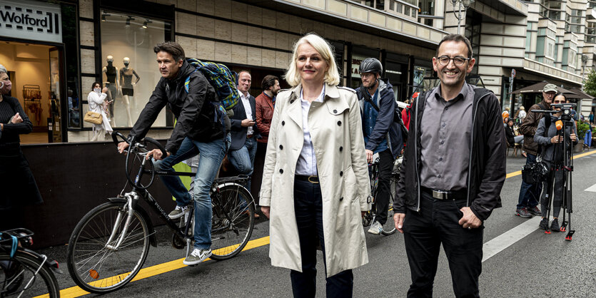 Mittes Bezirksbürgermeister Stefan von Dassel, hier mit der Verkehrssenatorin, auf der temporär autofreien Friedrichstraße in Berlin-Mitte am 4.9.2020