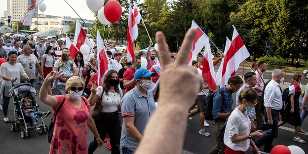 Menschen bei einer Demo mit belarussischen Flaggen