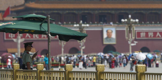Aufnahme des Tiananmen Platz mit einem Wächter