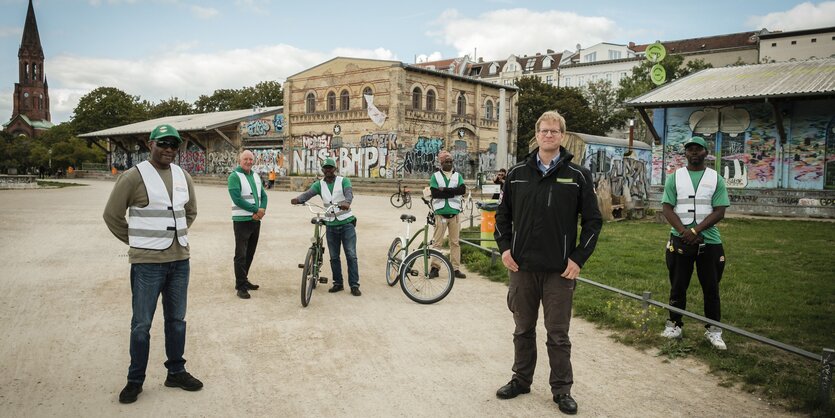 Parkläufer im Görlitzer Park mit ihrem Amtsleiter