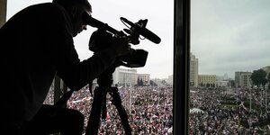 Ein Kameramann nimmt von oben die Demonstration gegen Lukashenko in Minsk auf