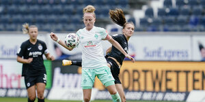 Bremens Lina Hausicke und Frankfurts Lara Prasnikar kämpfen um den Ball.
