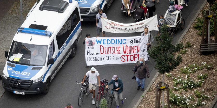 Menschen ziehen auf einer Demonstration durch eine Straße