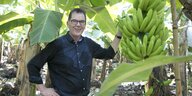 Bundesentwicklungsminister Gerd Mueller vor Bananpflanzen