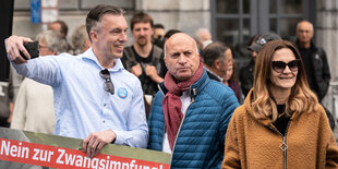 Kreisvorsitzender Eugen Schmidt macht mit dem afd-Landesvorsitzenden Rüdiger Lucassen (mitte) ein Selfie