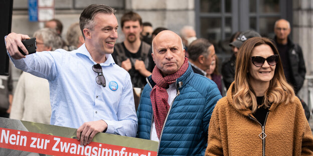 Kreisvorsitzender Eugen Schmidt macht mit dem afd-Landesvorsitzenden Rüdiger Lucassen (mitte) ein Selfie