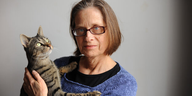Die Schriftstellerin Lydia David im Strickpulli mit Katze