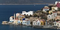 Ein Militärschiff liegt im Hafen der griechischen Insel Kastellorizo, im Hintergrund sieht man die türkische Küste