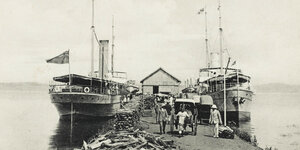 Historisches Bild von zwei Schiffen, die am Victoriasee anlegen.