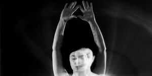 Angel Deradoorian reckt die Hände nach oben. Durch Doppelbelichtung entsteht bei dem Foto ein raffinierter Effekt