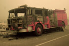 Ein ausgebranntes Feuerwehrfahrzeug.