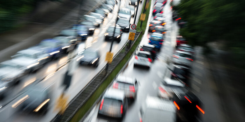 Autos nachts auf der Autobahn unscharf fotografiert