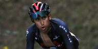 Rennradfahrer Bernal mit offenem Mund und Trikot beim Anstieg