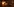 Feuer und dichter Rauch auf nächtlicher Straße
