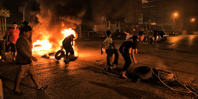 Feuer und dichter Rauch auf nächtlicher Straße