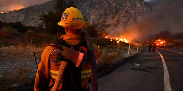 Ein Feuerwehrmann beobachtet einen Waldbrand in der Nähe des Highway 38.