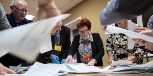 Mehrere Personen bei der Auszählung von Stimmzetteln in der sibirischen Stadt Irkutsk