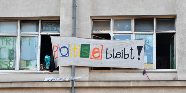 Aus den Fenstern des Jugendzentrums hängt ein Banner mit der Aufschrift "Potse bleibt!".