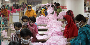 Textilfabrik in Bangladesch, Näherinnen und Näher mit Stoffen