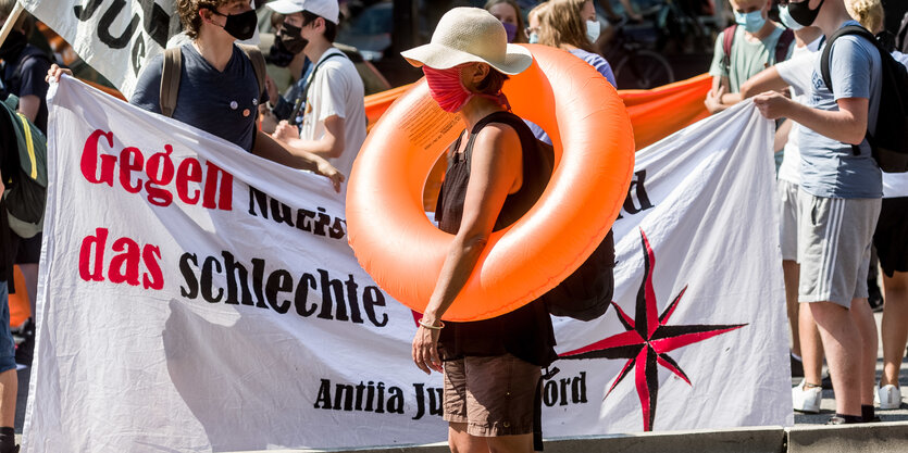 Menschenmange protestiert für Geflüchtete.