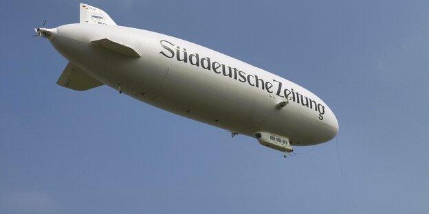 Ein Zeppelin mit Werbeaufdruck