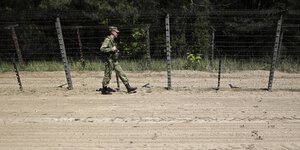 Ein belarussicher Grenzsoldat auf Patrouille