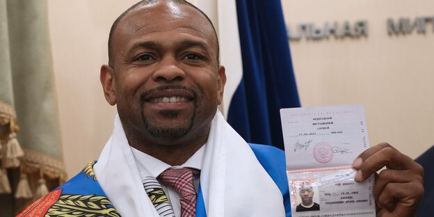 Boxer Jones zeigt seinen neues russischen Pass